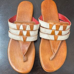 🤩 Like NEW Bedstu Yoli Sandal❤️